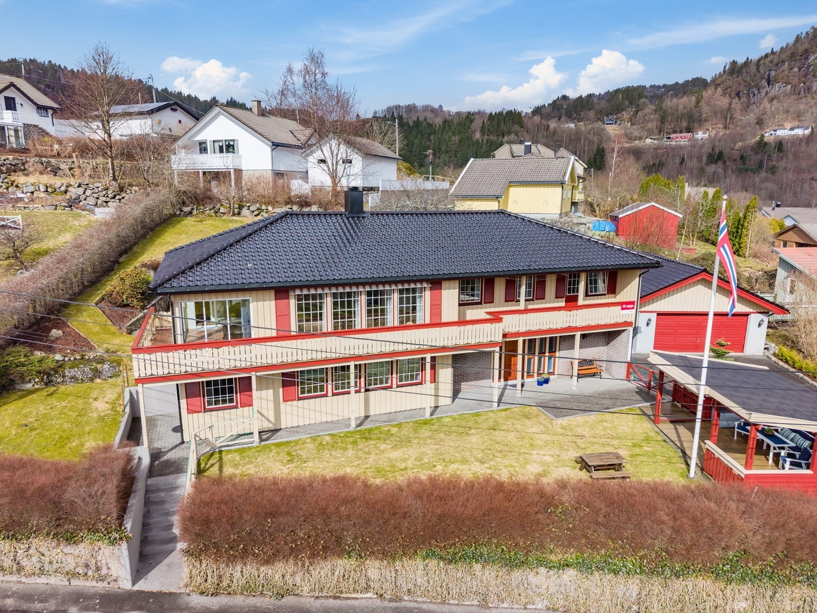 Tak med glassert takstein. Galleribilde