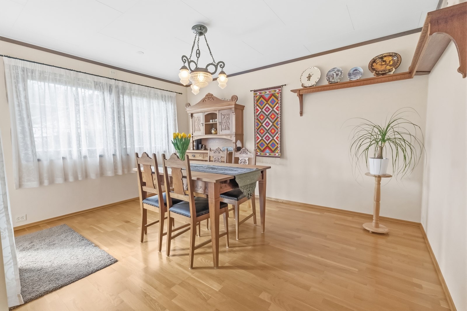 Stor spisestue med utgang til sommerstue og kjøkken. Galleribilde