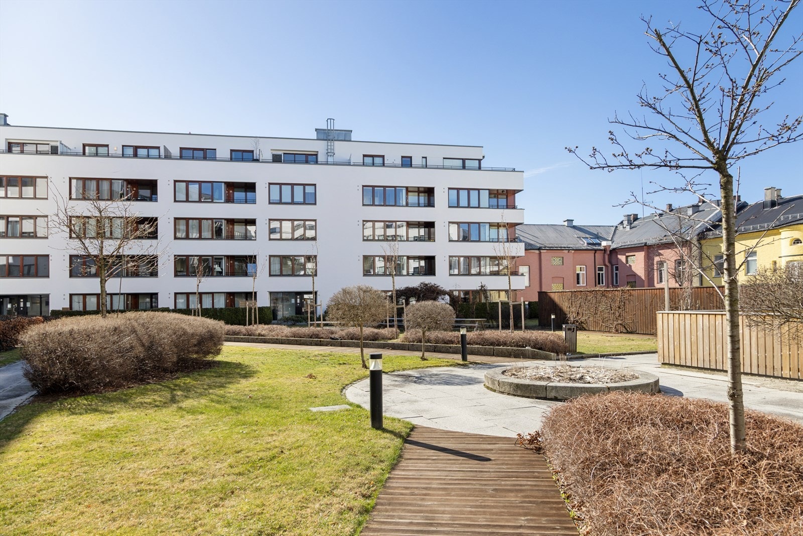 Eierseksjonssameiet Lille Bislett er et kombinert sameie som består av 224 boligseksjoner og 3 næringsseksjoner. Husdyr er tillatt såfremt det ikke er til sjenanse for øvrige beboere. Galleribilde