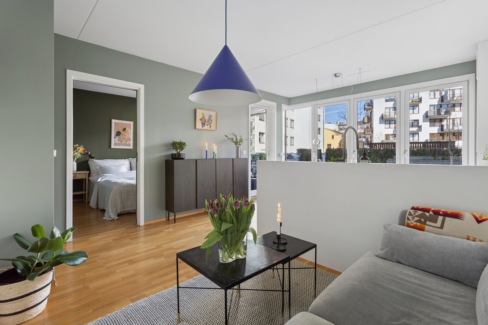 Leiligheten har en gjennomgående og helhetlig stil, med parkettgulv i alle oppholdsrom. Galleribilde