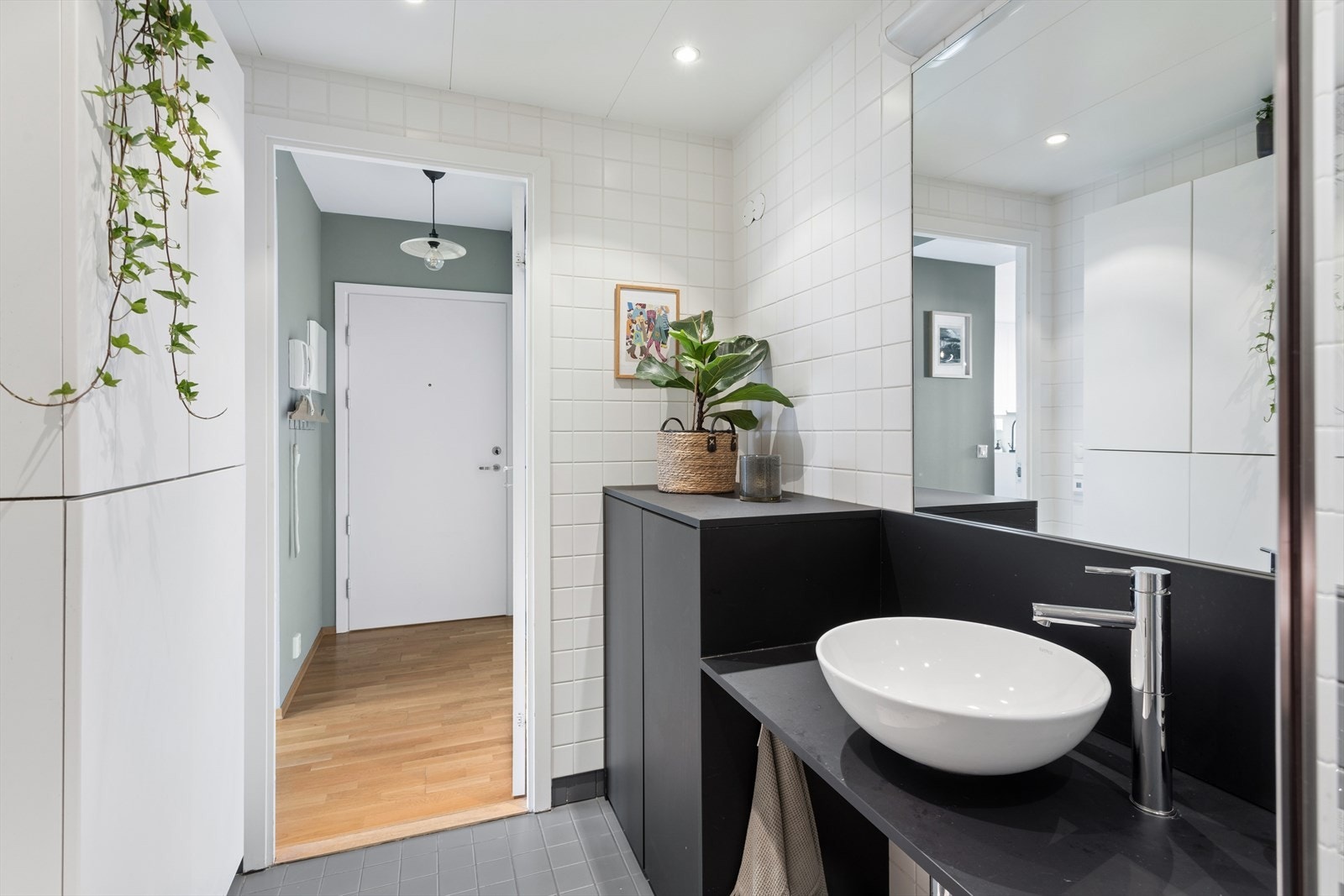 Badet er en prefabrikkert kabin med flislagte overflater. Innredningen med servant ble skiftet i 2018. Galleribilde