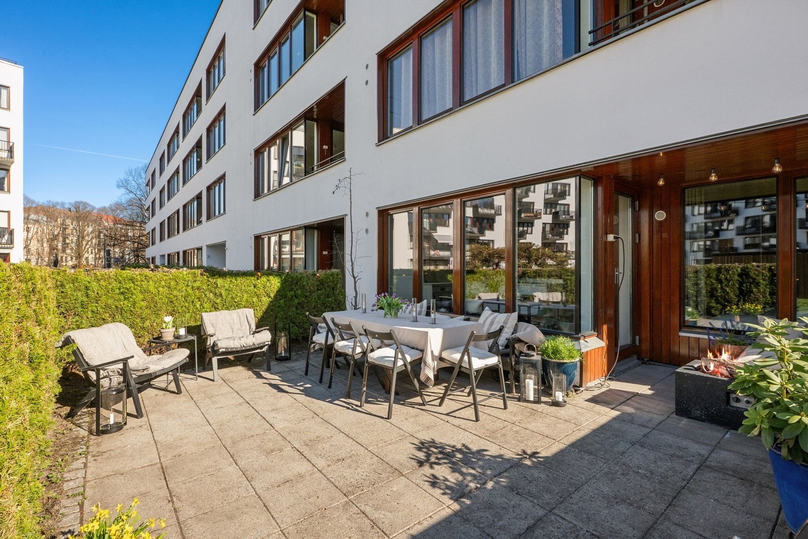 Terrassen blir en fin forlengelse til resten av boligen, her har du rikelig av plass til å invitere venner og familie over på grilling på en god og varm sommerdag. Galleribilde