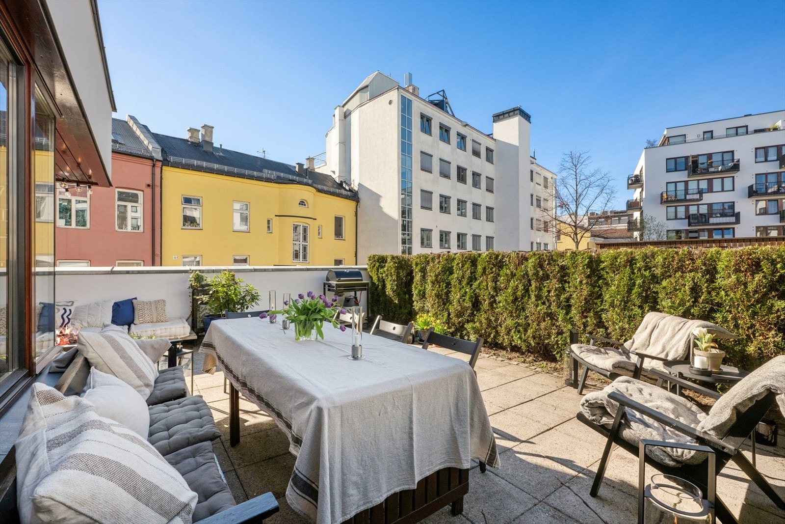 Hekkene som rammer inn terrassen gir et ekstra lunt preg. Galleribilde