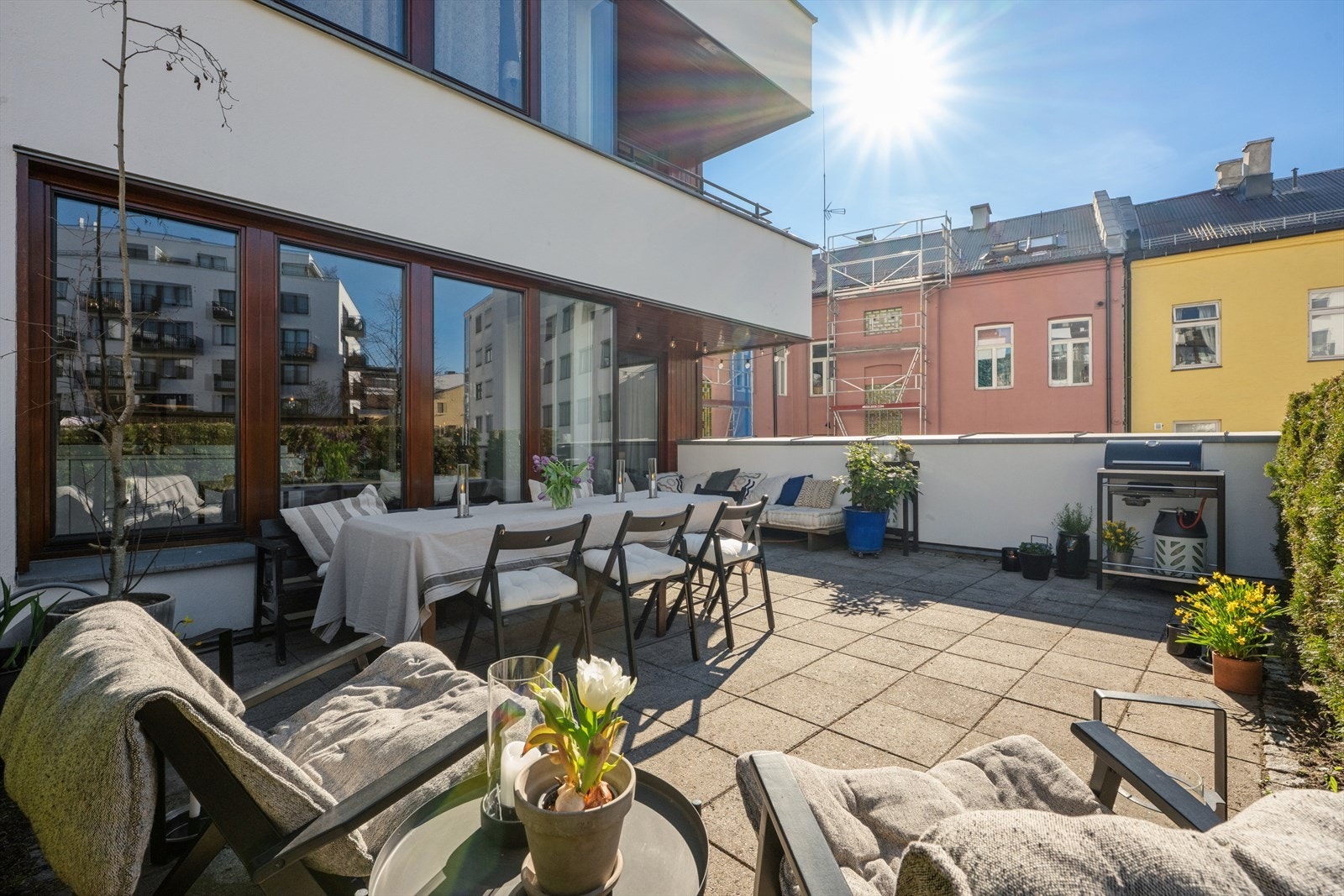 Innred terrassen med flere ulike soner. Galleribilde