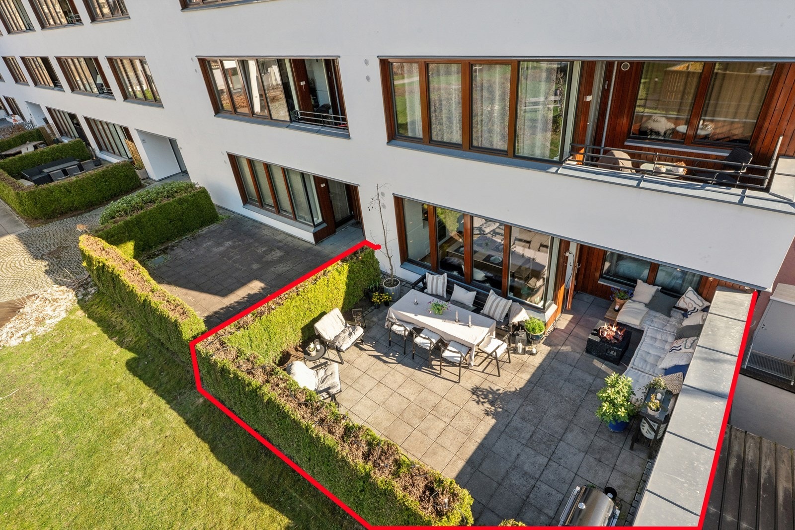 Nydelig egen innrammet solrik markterrasse på 31 kvm. Galleribilde