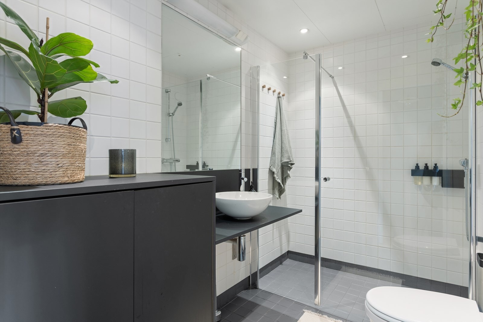 Her er det elektriske varmekabler i gulvet, downlights i taket og dusjvegger i glass. Galleribilde