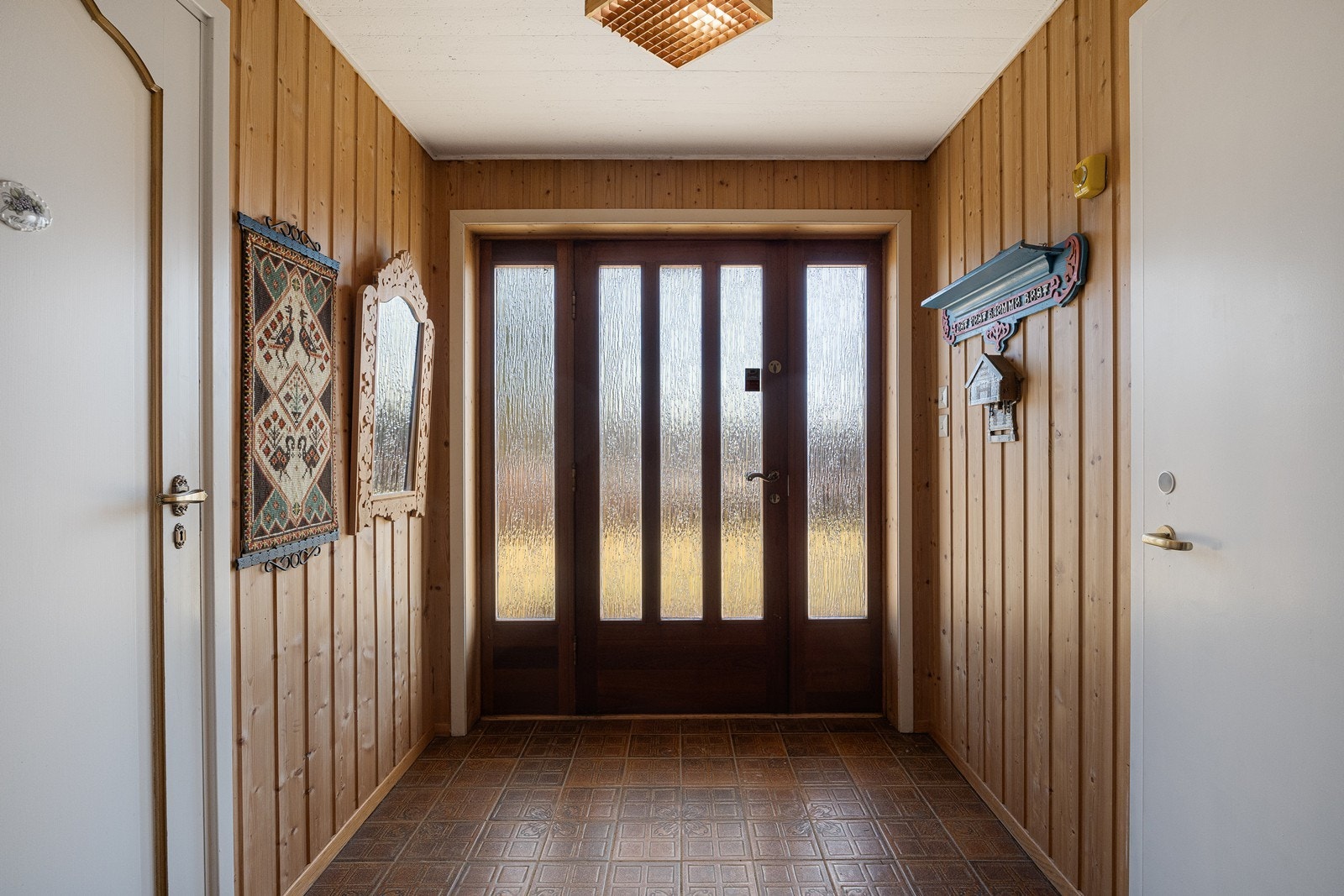 Vel inne er det en pen entré og romslig hall. Begge rommene har naturlig panel på veggene, og det er belegg på gulv med vannbåren gulvvarme. Galleribilde