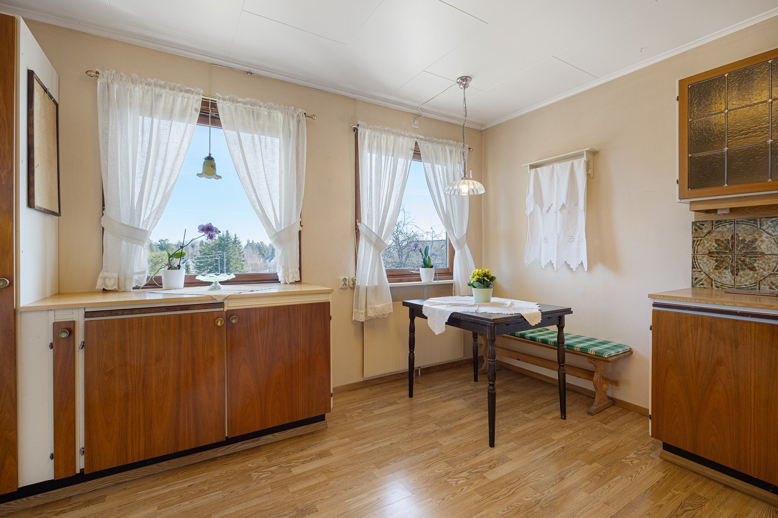 Videre er kjøkkenet utstyrt med ventilator, benkestikk og opplegg for oppvaskmaskin. Fra kjøkken og stue er det åpent og fint utsyn over nærområdet. Galleribilde