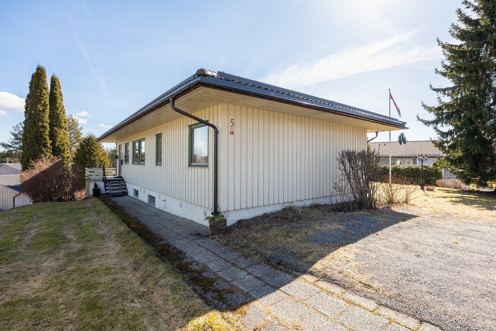 Deler av eiendommen består av en gruset gårdsplass med ytterligere parkeringsmuligheter ved behov. Galleribilde