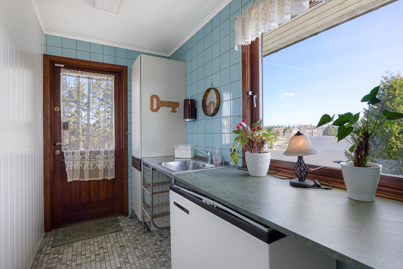 Ved kjøkkenet er det et vaskerom/grovkjøkken som i tillegg har egen utgang til terrassen. Det er MDF-plater og fliser på veggene. På gulvet er det fliser over vannbåren gulvvarme. Galleribilde