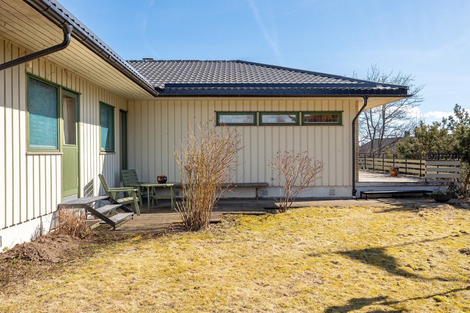 Den lune markterrassen på ca 28 kvm har adkomst fra hage og hovedsoverom, og har dekke i tre. Galleribilde