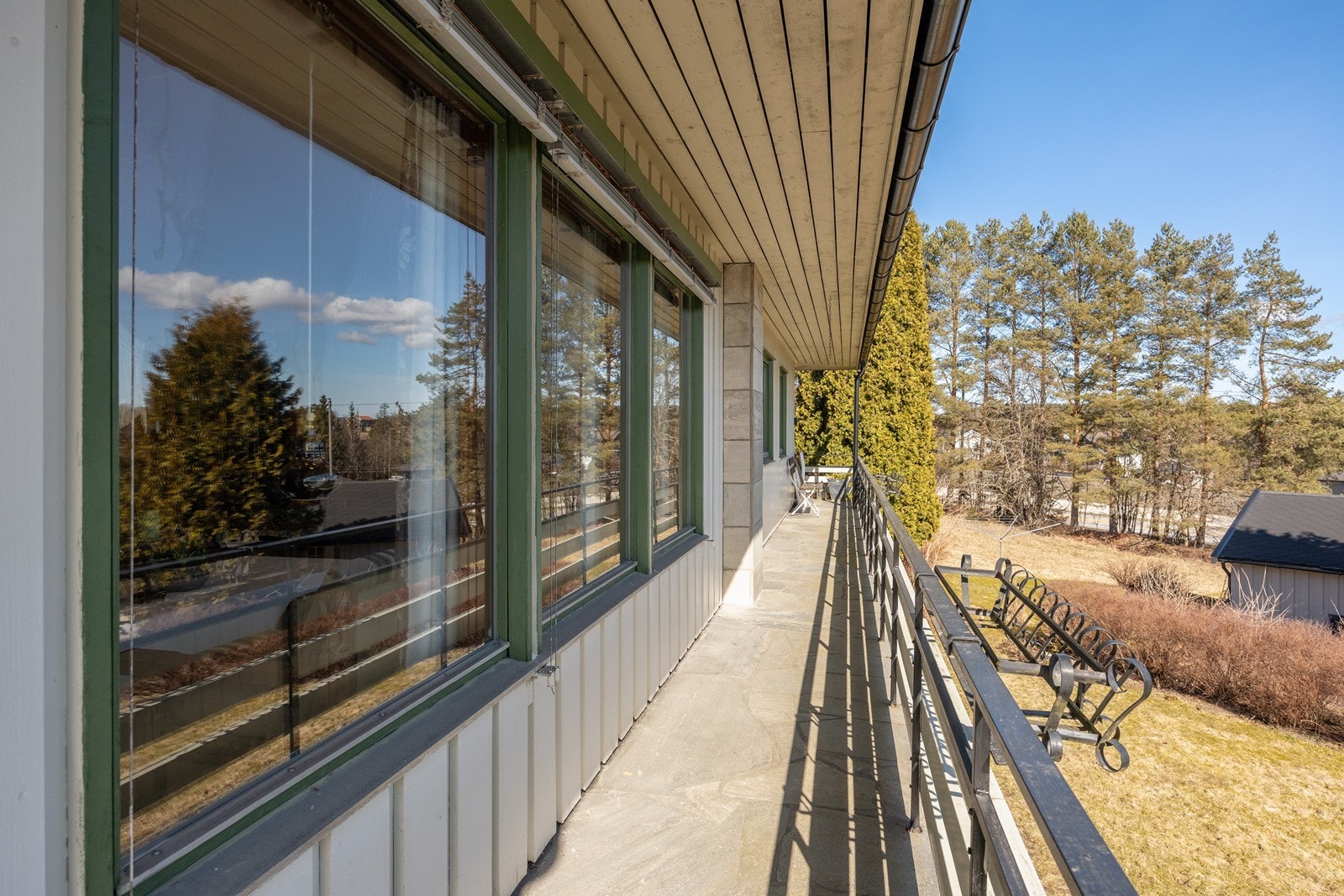 Boligen har flere uteplasser og bildet viser terrassen på fremsiden av huset og som vender mot gårdsplassen. Galleribilde