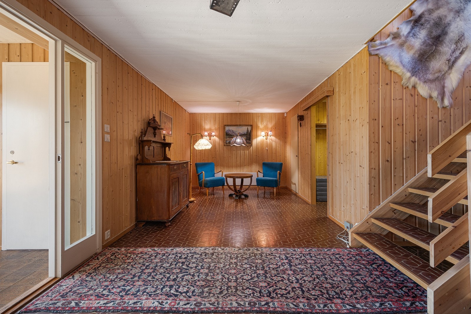 I umiddelbar nærhet til hallen er det et garderoberom og et kott med praktisk oppbevaring av klær, sko, vesker osv. Galleribilde