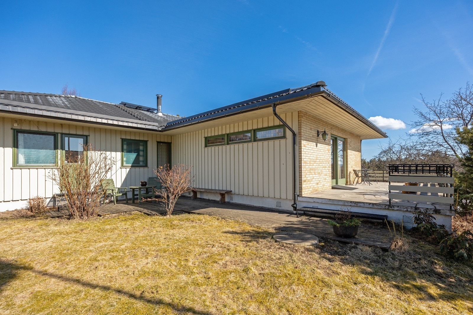 Øiaveien 5 er en stor, solid og innholdsrik familiebolig over to plan. Eiendommen skilte med en stor, solrik og velstelt tomt, garasje, asfaltert gårdsplass, lun markterrasse og en større terrasse på ca. 45 kvm. Galleribilde