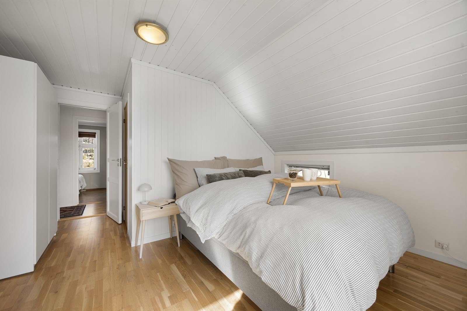 Videre har hovedsoverommet godt med garderobeskap og tilliggende walk-in closet med ytterligere oppbevaringsplass. Galleribilde