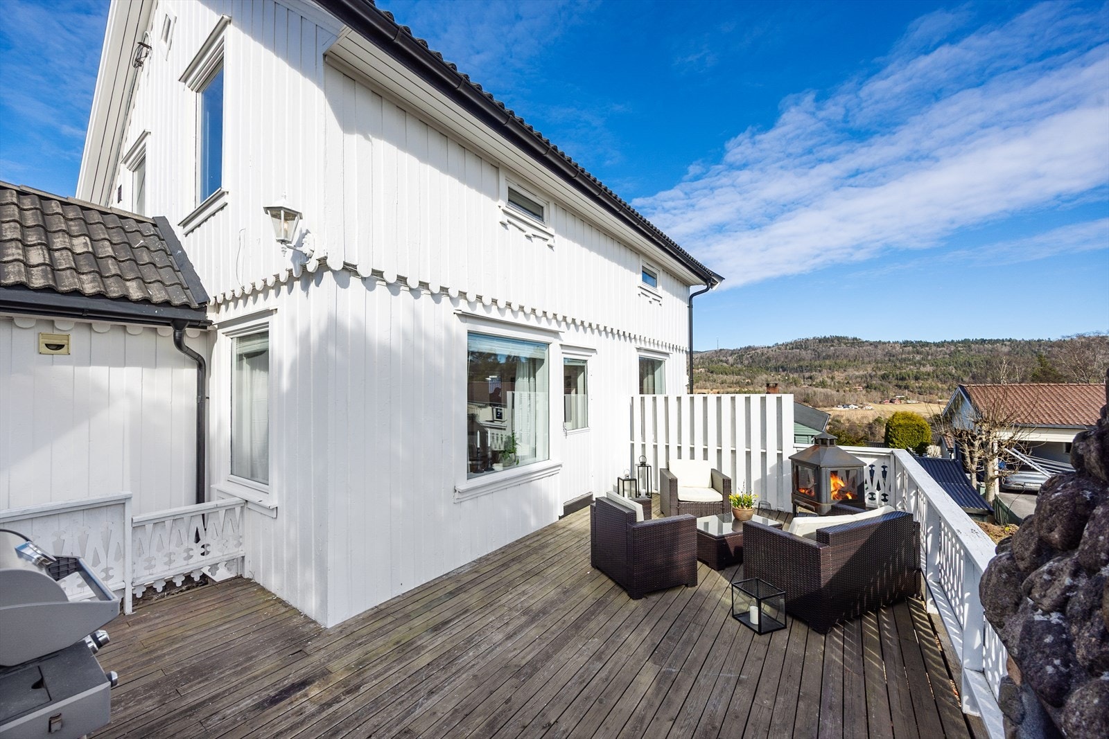 Til boligen er det etablert en fin og romslig veranda mot syd, med adkomst fra den ene stuen. Galleribilde