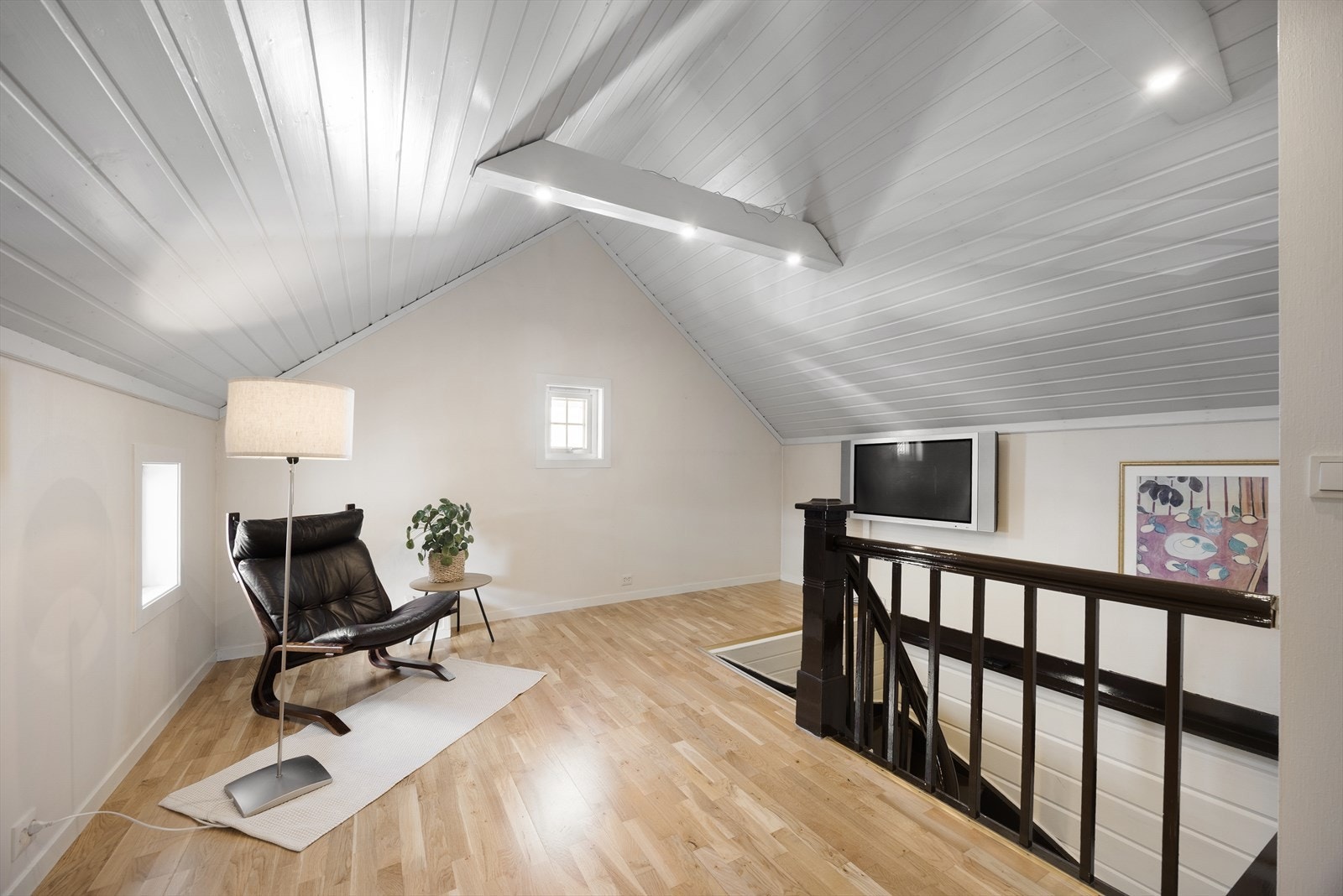 I boligens 2. etasje er det etablert en liten loftstue med lyse overflater og åpen himling. Boligen har eldre, malt tretrapp mellom etasjene. Galleribilde