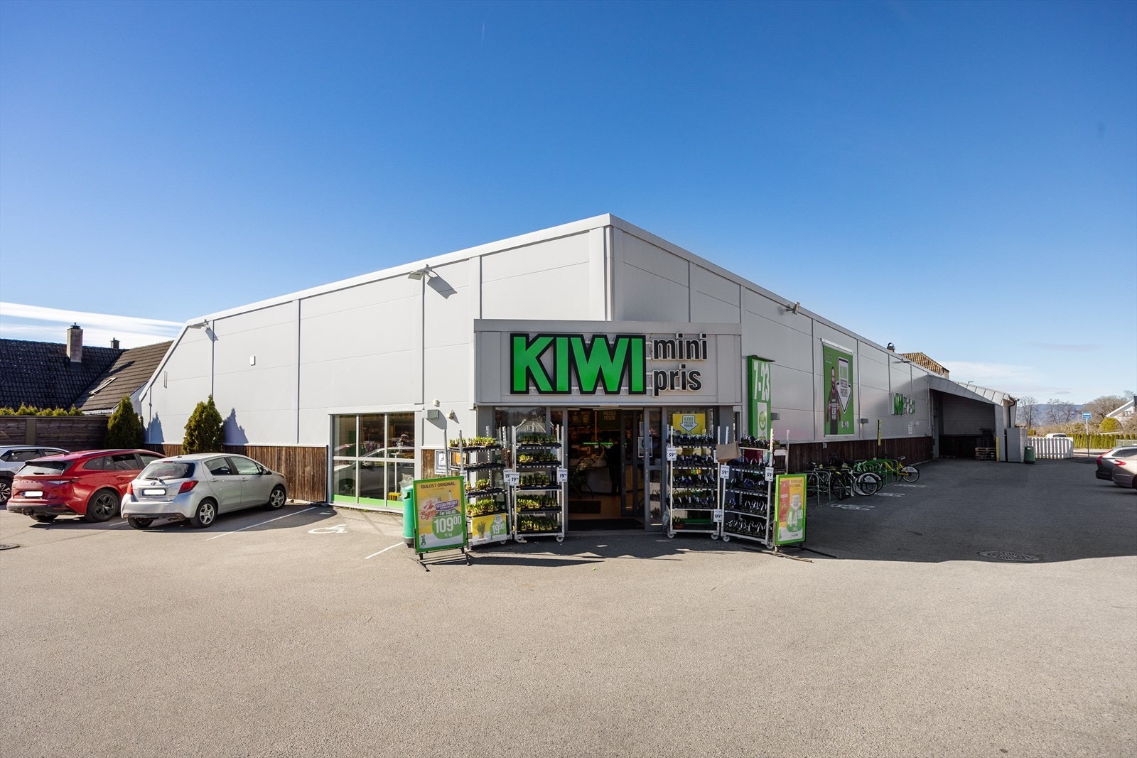 Dagligvarehandelen kan gjøres ved Kiwi Frogner, som ligger rett i nærheten. Det er ellers kort vei til sentrum med ytterligere servicetilbud. Galleribilde