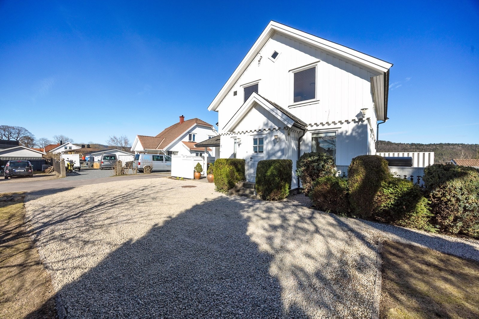 Fra gruset gårdsplass er det for øvrig adkomst til boligen via eldre inngangsparti med betongtrapp. Galleribilde