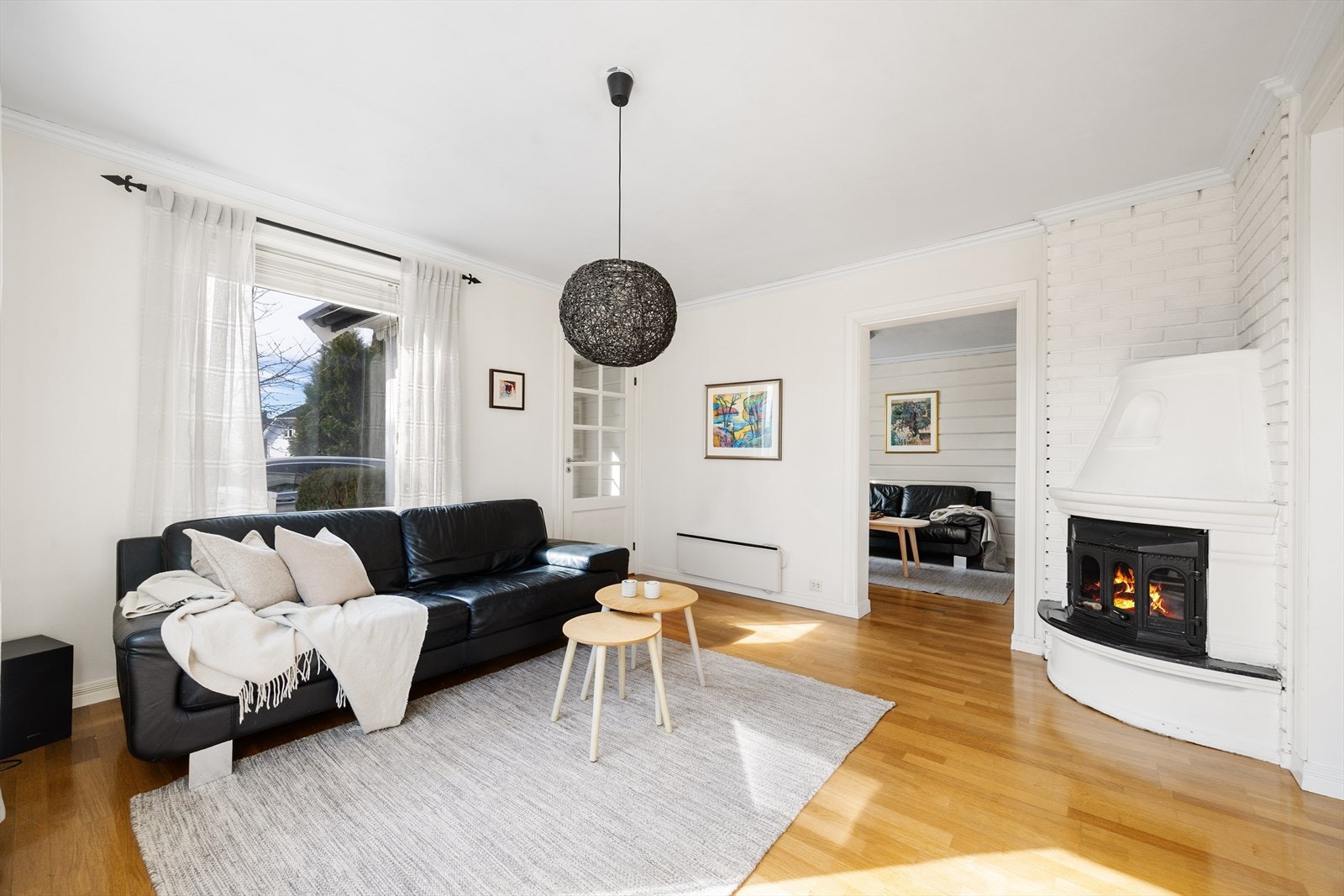 Her er det god plass til sofagruppe og annet ønskelig stuemøblement. Innerdør med glassfelt til boligens eldre entré. Galleribilde