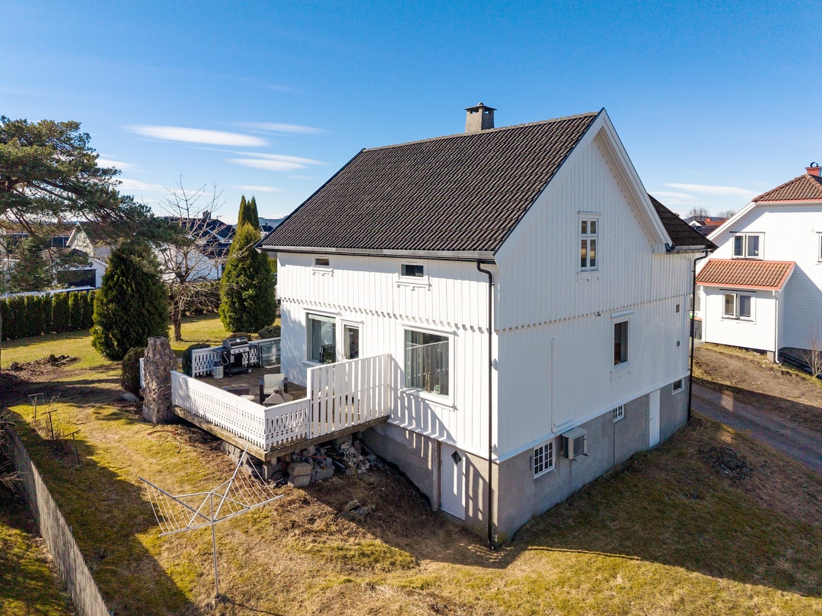 Det er adkomst til kjeller fra nedre del av tomten, med enkel boddør i malt utførelse. Galleribilde