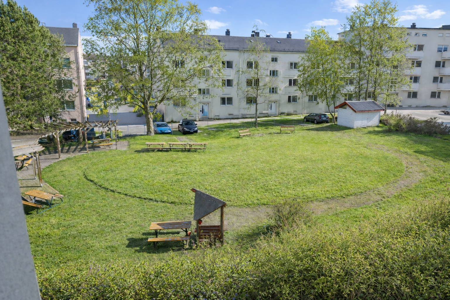Her bor du med umiddelbar nærhet til alt, med dagligvarebutikk kun ett minutt unna og Buran bussholdeplass innen tre minutters gange. Galleribilde