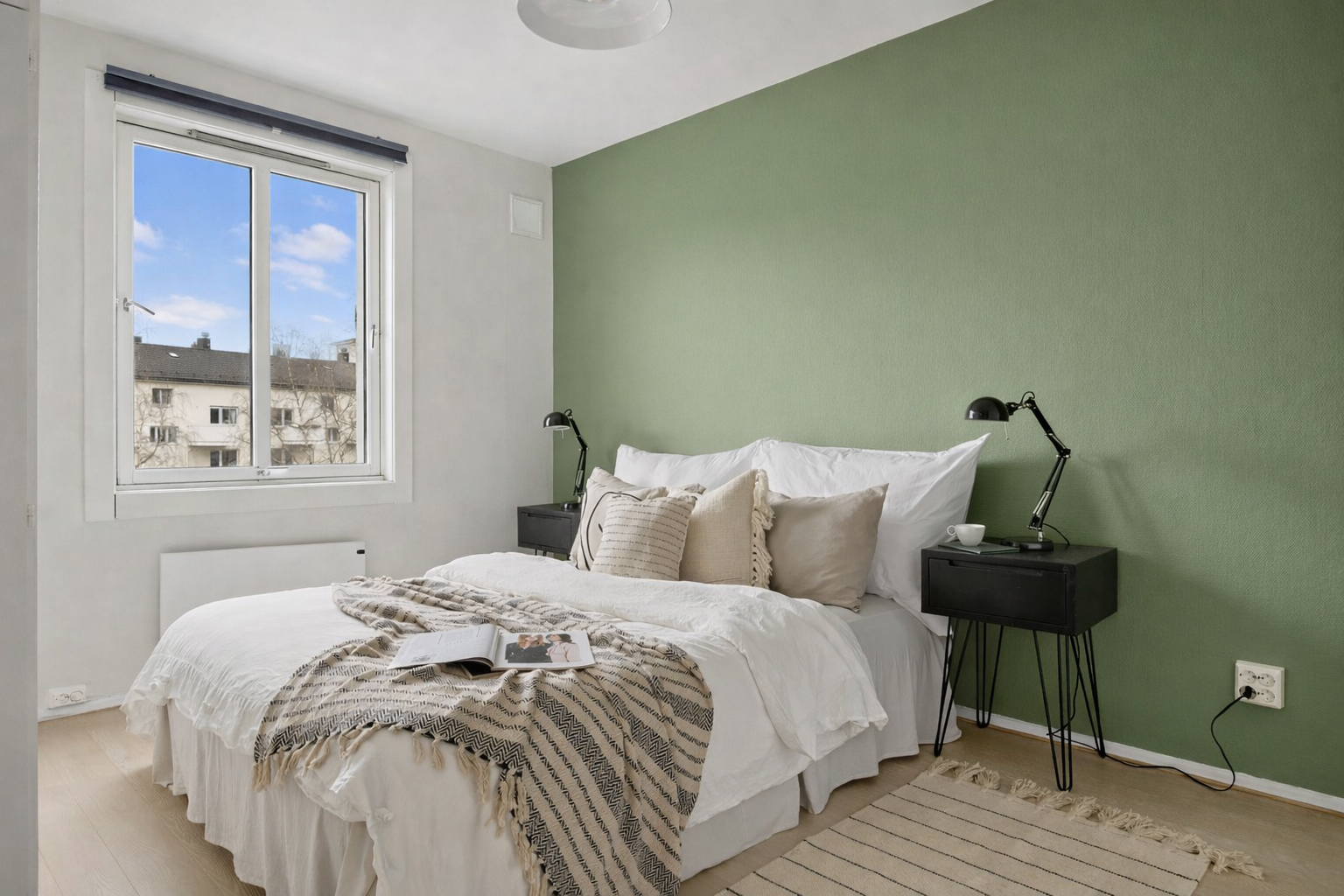 Soverommet er romslig og vender mot en grønn, skjermet og lun bakgård. Dette gir en stille og behagelig atmosfære og er ideelt for rolige netter midt i byen. Galleribilde