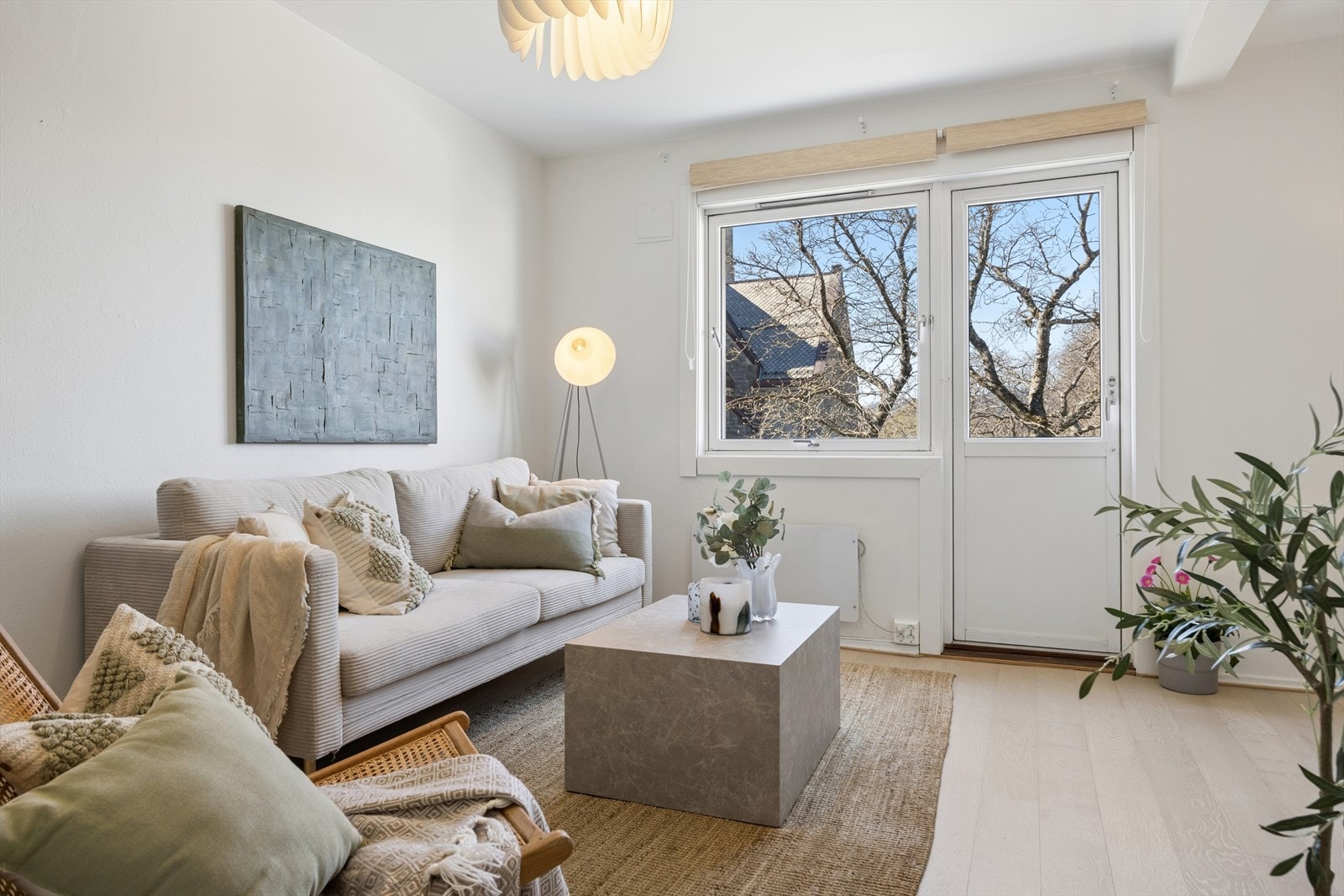 Stuen er lett å møblere og har plass til både sofagruppe og en spiseplass. Galleribilde