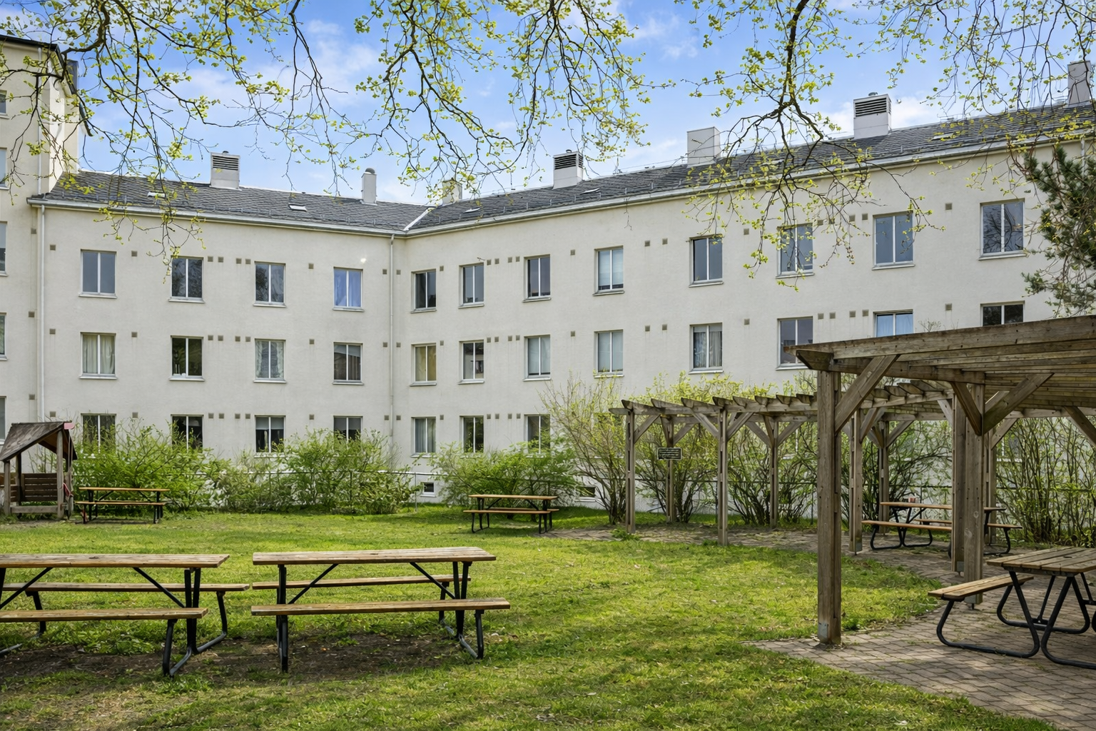 Sameiet har et hyggelig, felles gårdsrom/grøntområde med sittegrupper og grøntareal. Galleribilde