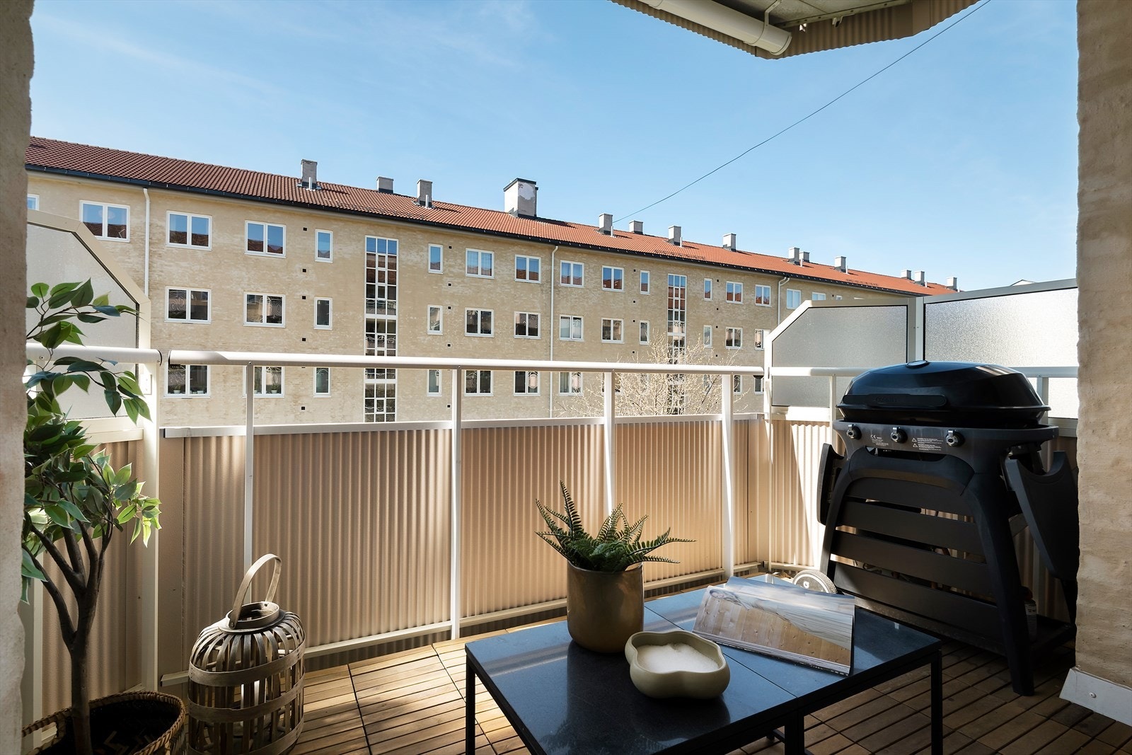 Balkong med utsyn mot borettslagets hyggelige gårdsrom Galleribilde