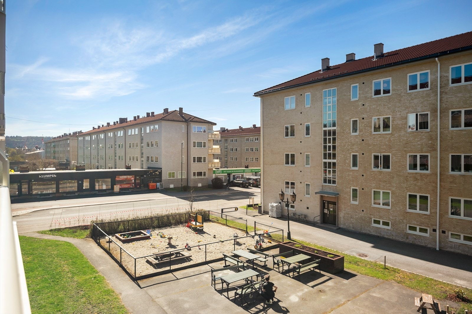 Leiligheten har hyggelig utsyn over grønt gårdsrom mellom bygningene - Lekeplass for de minste Galleribilde