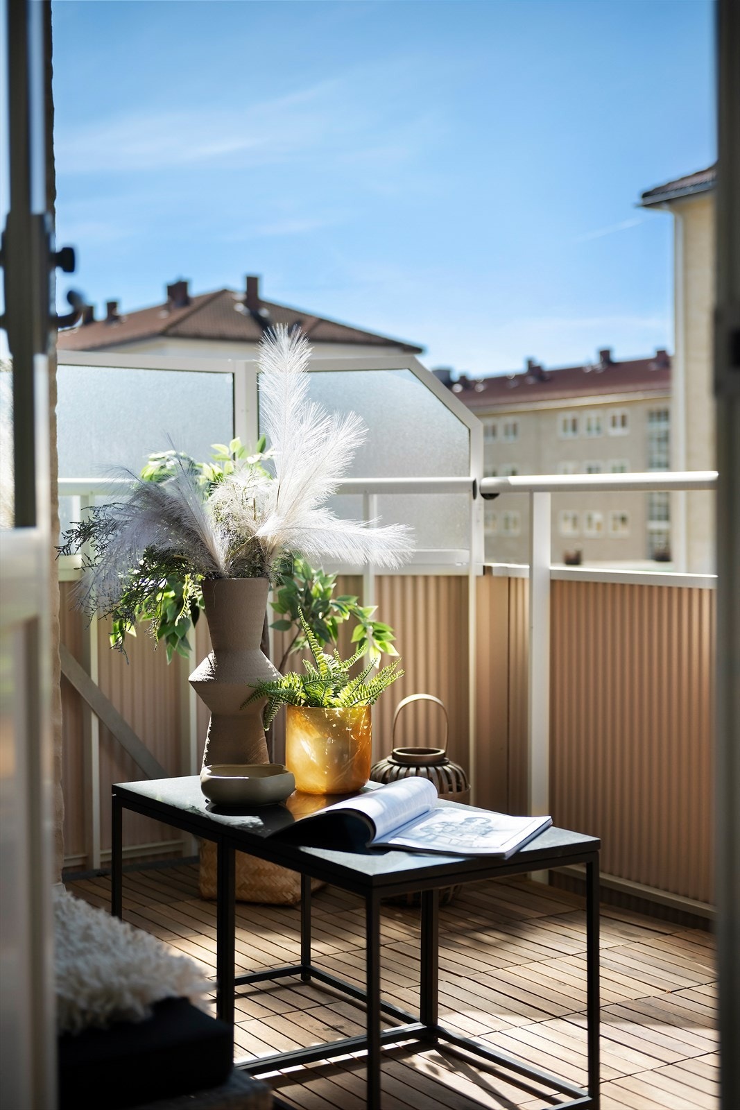 Gode solforhold på balkong. Selger opplyser at det er sol fra ca. kl.14 til kl. 19/20 midt på sommeren Galleribilde
