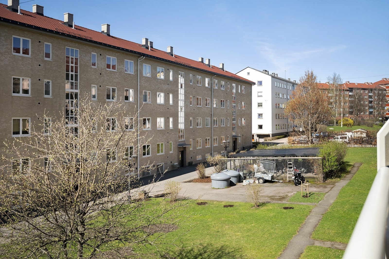 Utsyn mot borettslagets fellesarealer og omkringliggende bebyggelse Galleribilde
