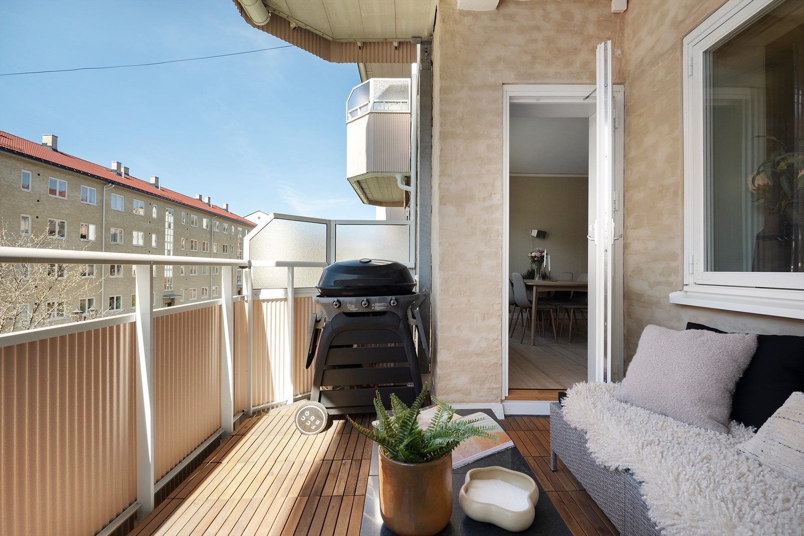 Stor og romslig balkong på ca. 8 kvm med god plass til møblement og grill - Perfekt for lange sommerdager Galleribilde