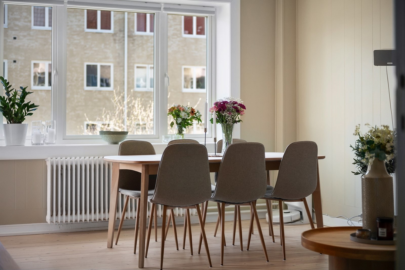 Spiseplass i åpen forbindelse med stue Galleribilde