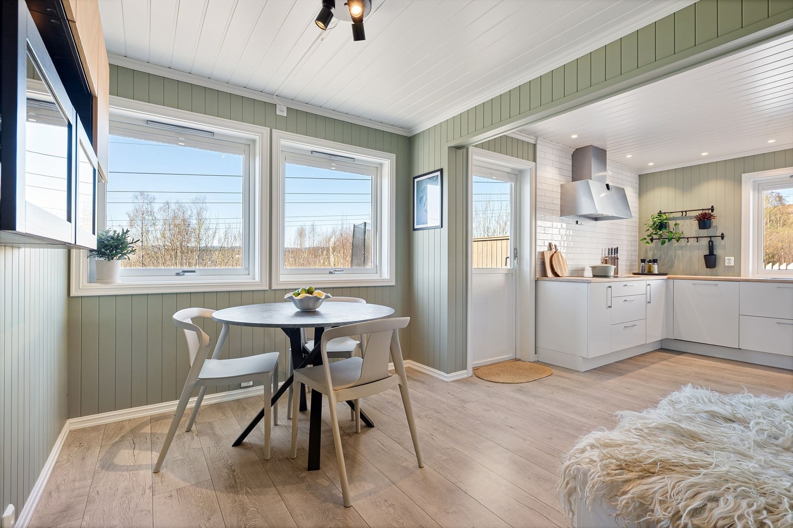 Kjøkkenet ligger i eget rom og har avdeling for frokostgruppe. Galleribilde