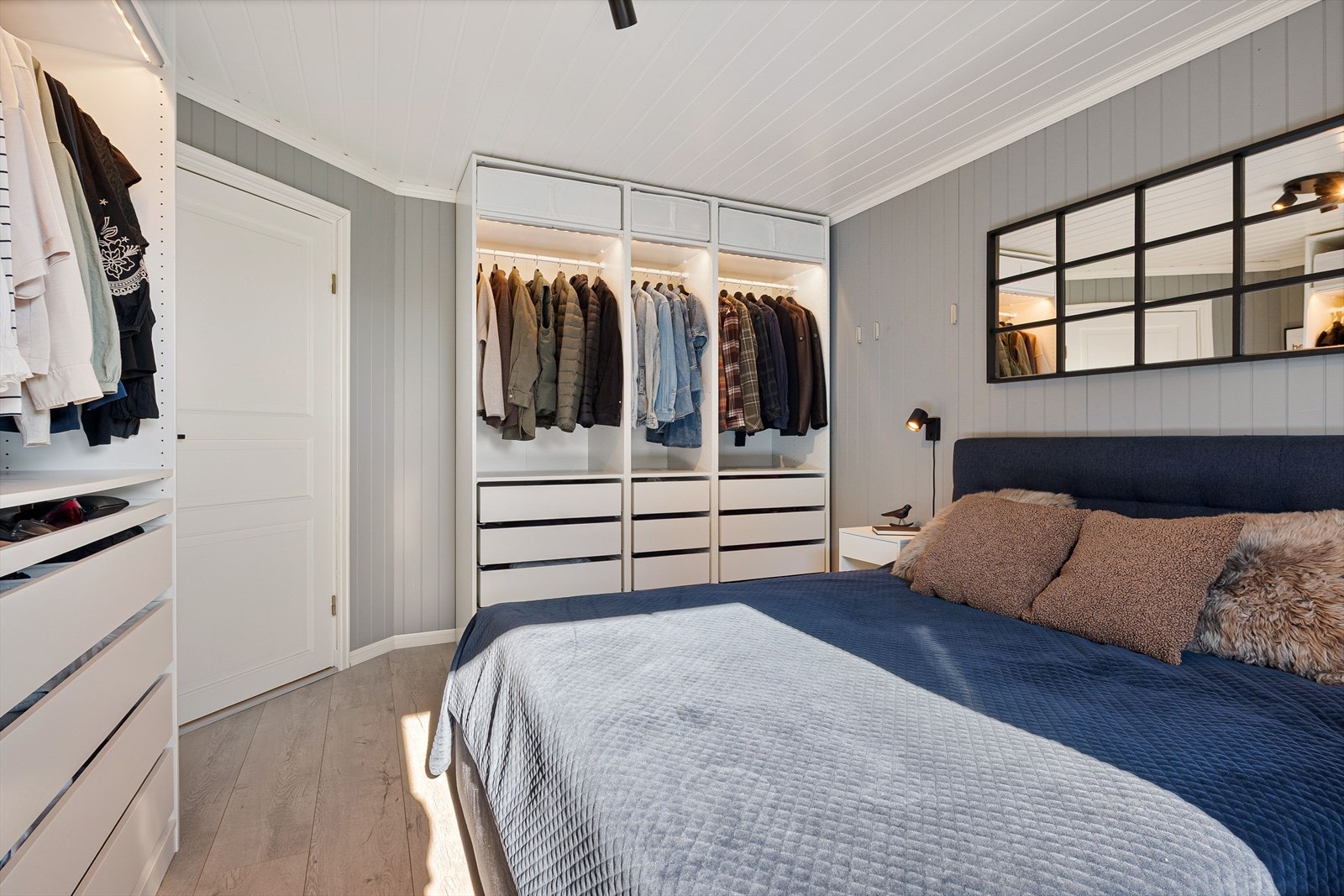 Soverommet har "his and hers" pax-garderobe med innredning og belysning. Galleribilde
