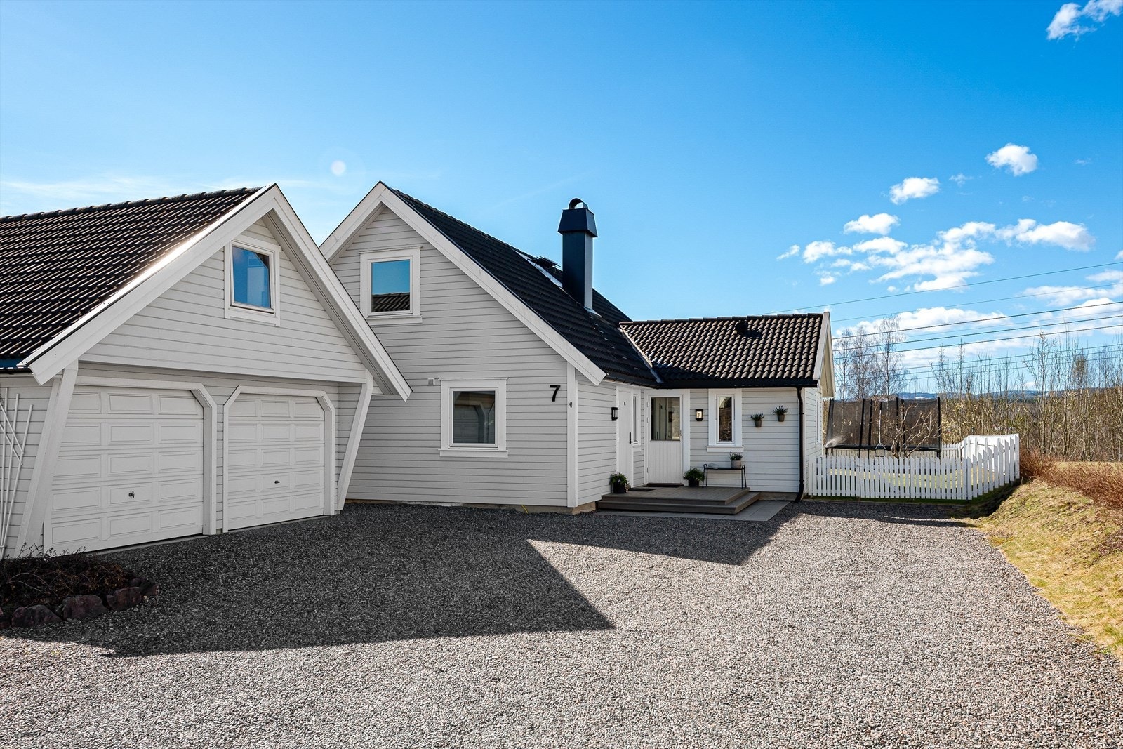 Det ønskes velkommen til en fantastisk familiebolig med dobbelgarasje, velstelte uteområder og en påkostet innside. Galleribilde