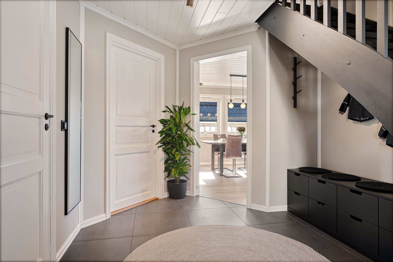 Romslig entre med plass til garderobe/avheng under trapp. Galleribilde