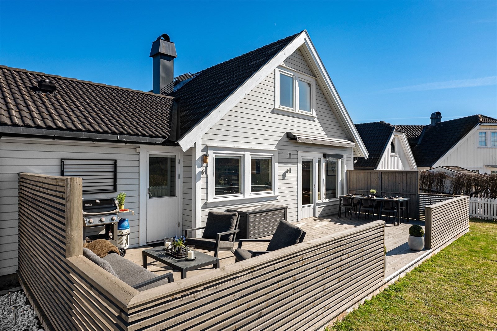 Terrassen har et godt bruksareal og møbleres fint i ulike soner. Galleribilde