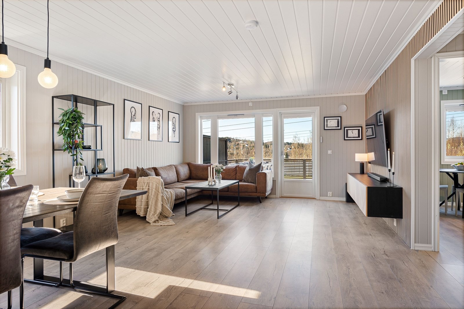 Velkommen inn - Boligen har en effektiv og god planløsning hvor stue, spisestue og kjøkken danner selve hjertet i hjemmet. Galleribilde