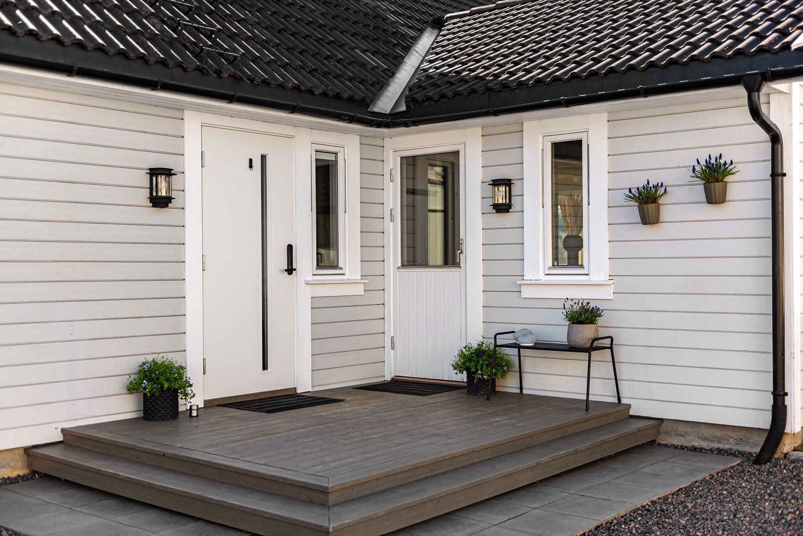 Koselig inngangsparti med platting, stein og belysning. Galleribilde