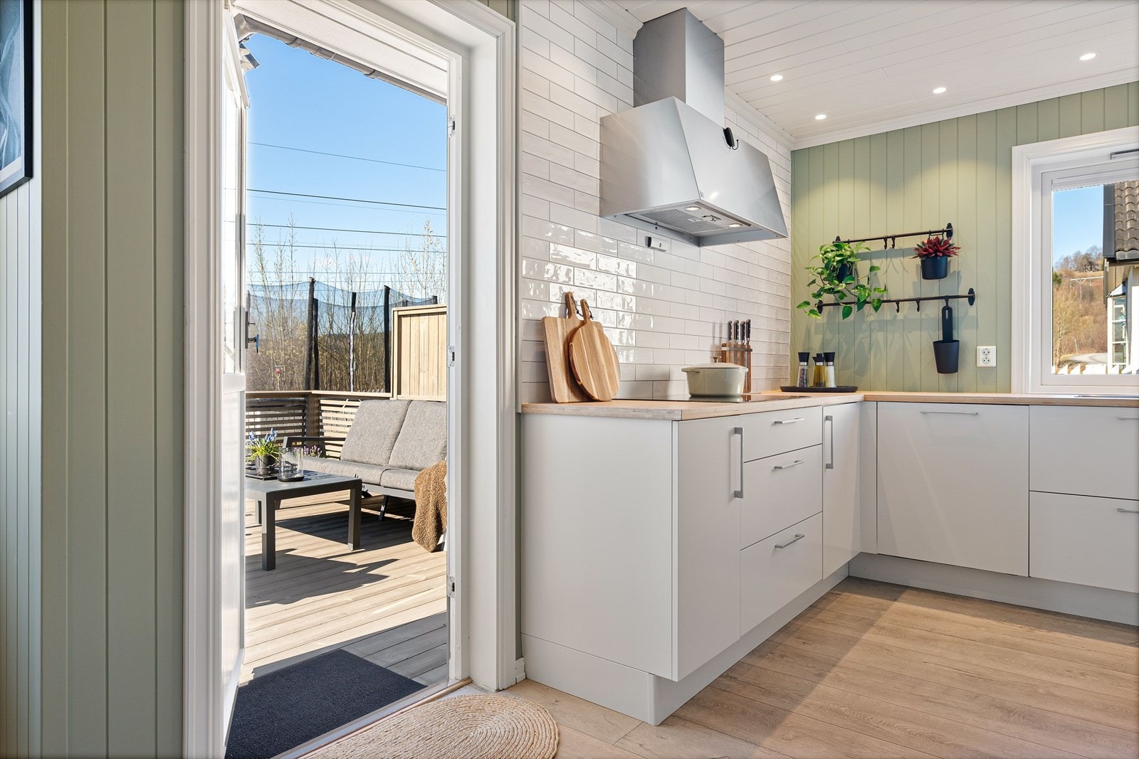 Meget praktisk med balkongdør fra kjøkken til terrasse / grillområde. Galleribilde