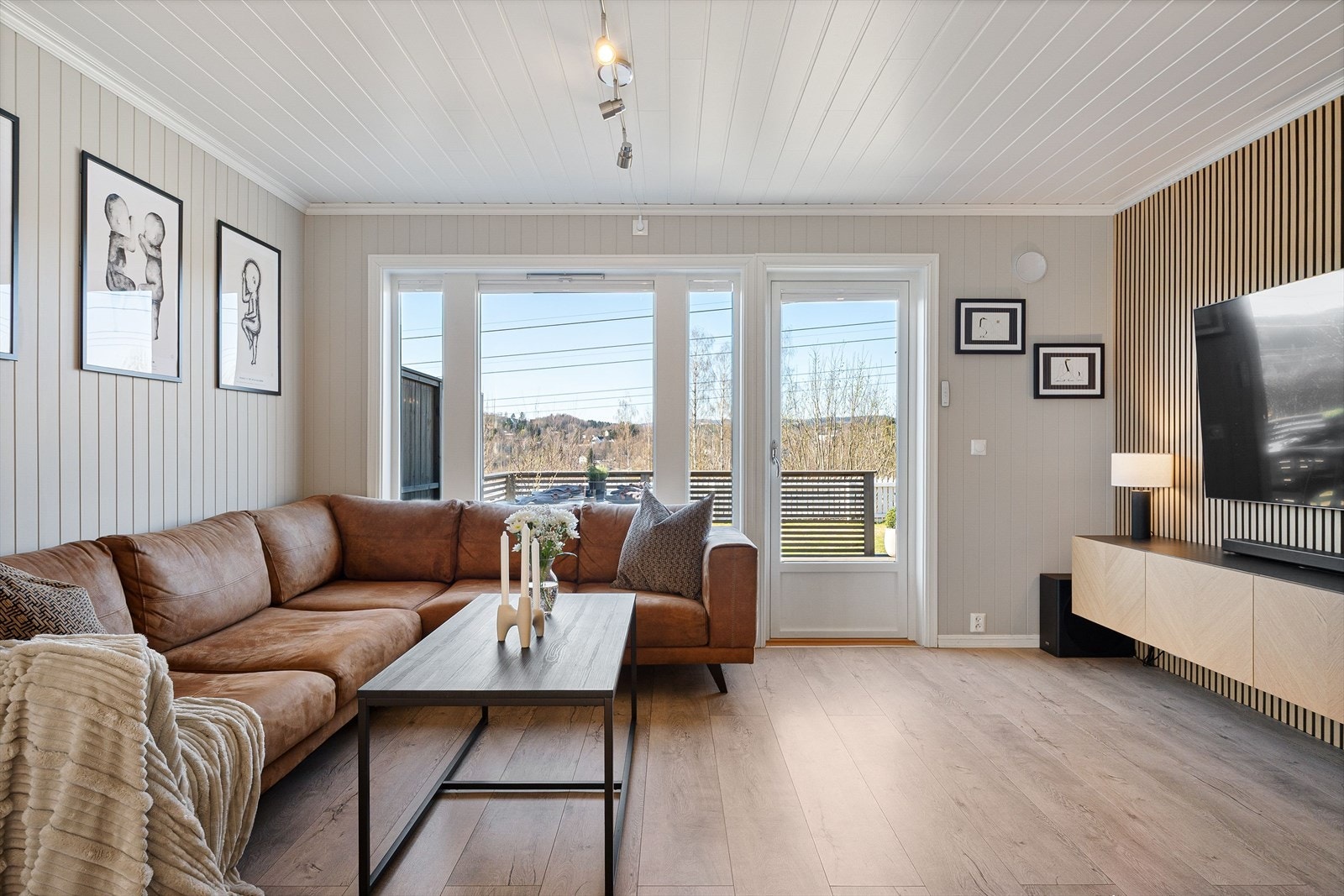 Stuen har gode vindusflater som gir rikelig med naturlig lys og en god romfølelse - Det er naturligvis utgang til terrasse og hage. Galleribilde