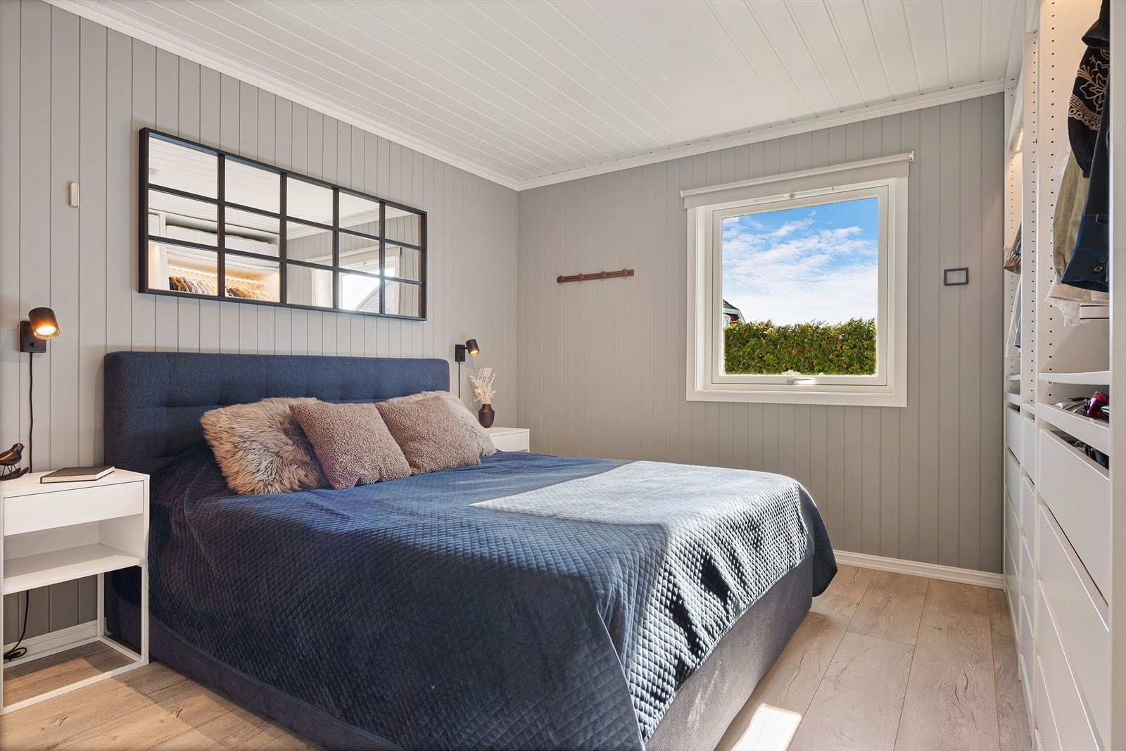 Master bedrooom - God plass til dobbeltseng med tilhørende møblement. Galleribilde