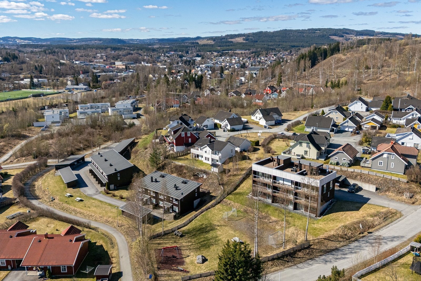 Det går også sti til lekeplass med huske, dumpehuske og mål - Perfekte aktiviteter i nærområdet! Galleribilde