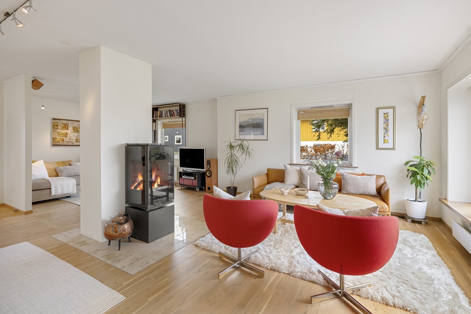 Her er det både plass til sofagruppe i ene enden, samt egen gruppe ved peisen Galleribilde