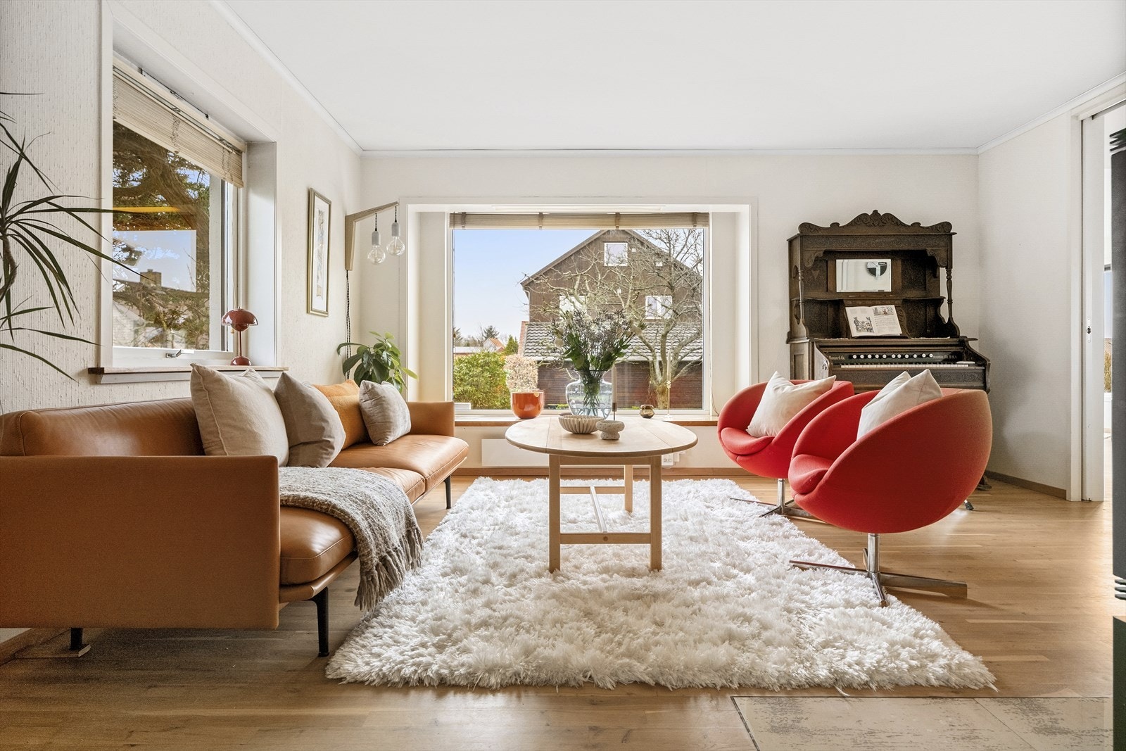 Velkommen inn! Stuen er romslig og et perfekt samlingspunkt for venner og familie Galleribilde