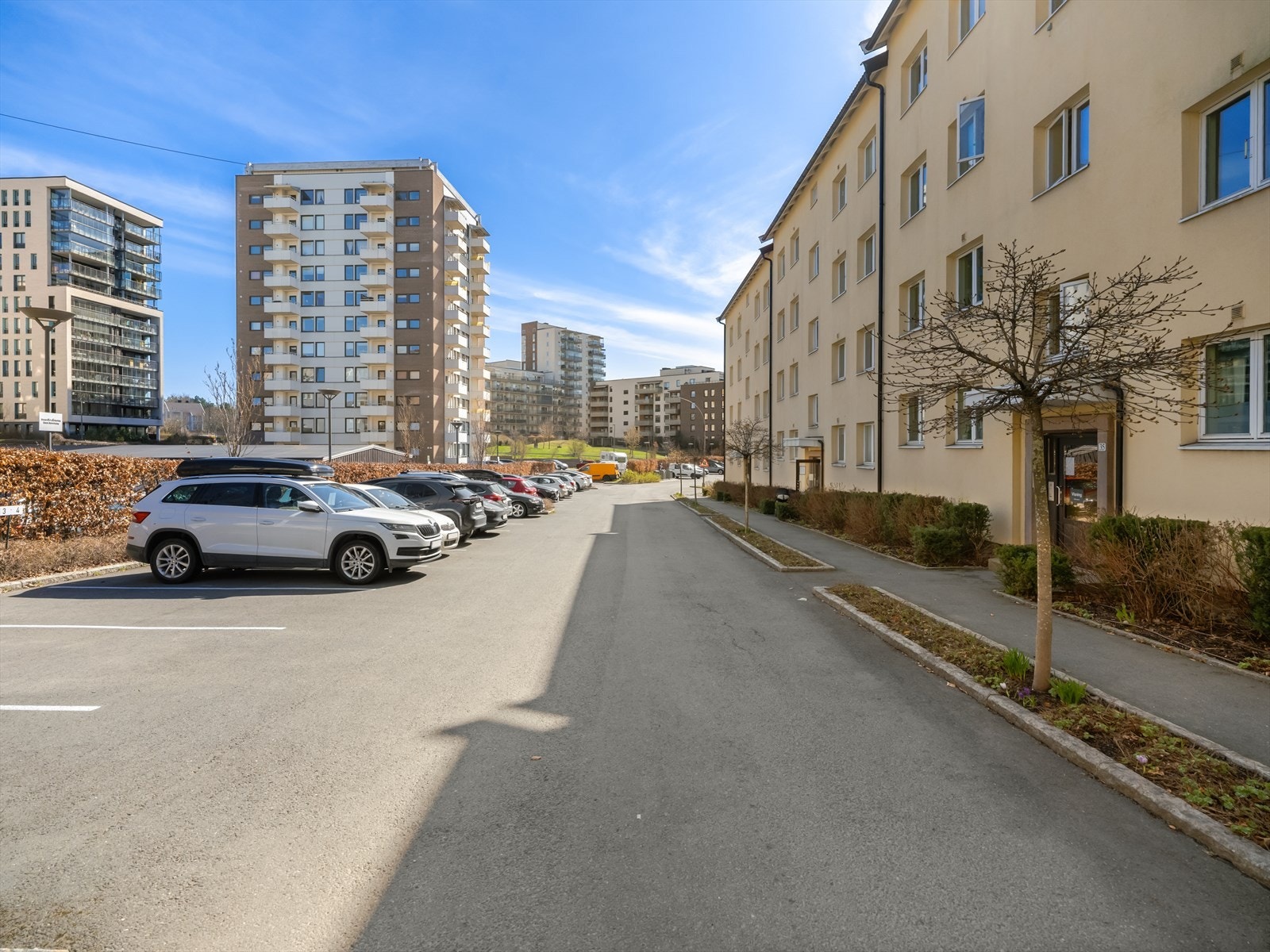 Parkering kan leies på tomten eller i tilhørende garasjeanlegg. Galleribilde