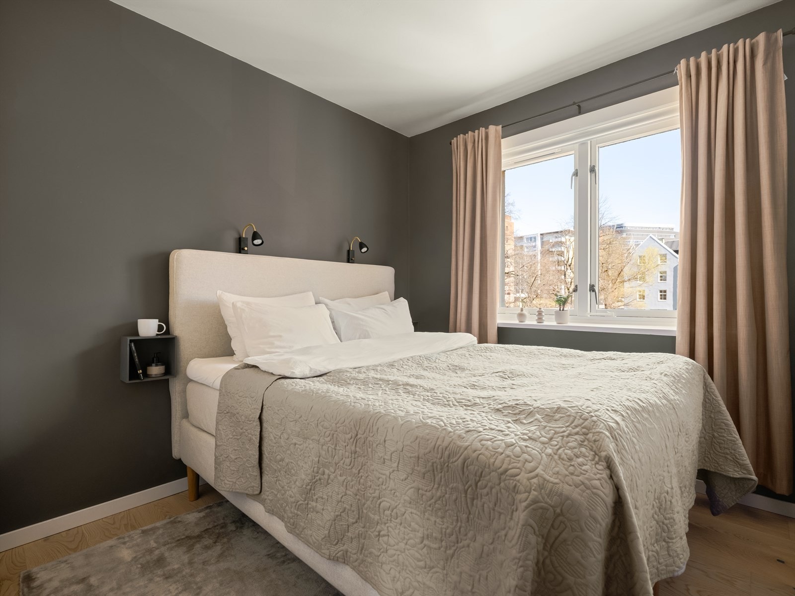 Plass til dobbeltseng og garderobe gir praktisk innredning. Galleribilde